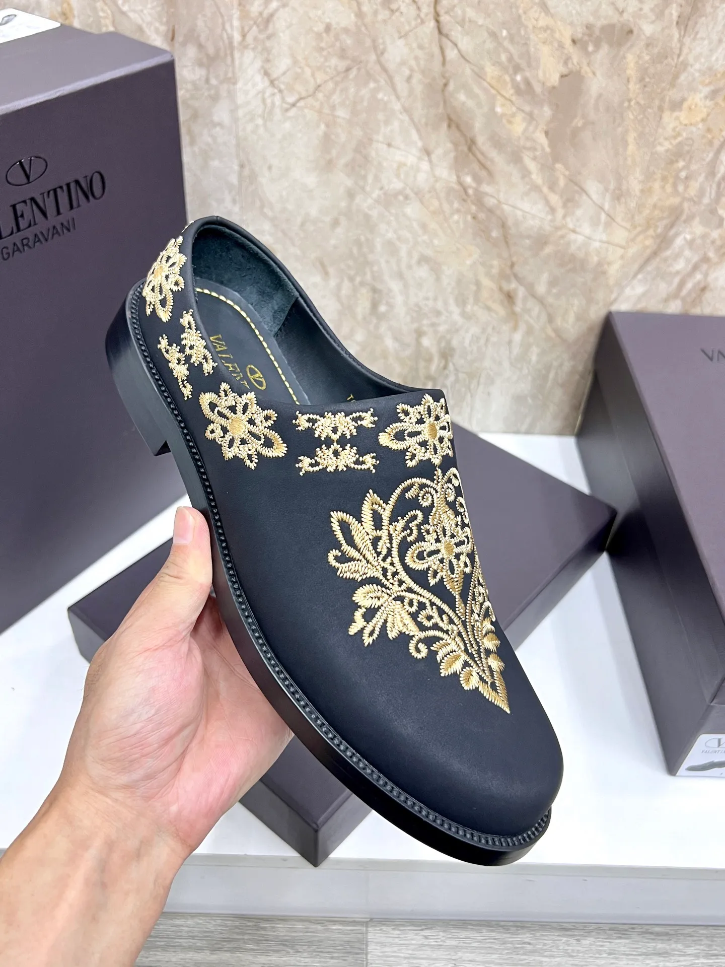 Men's men's shoes💰780 Valentino Valentino's new electric embroidery slippers. These Derby loafers are made of imported cowhide leather. They are light in texture and cool in style. The uppers are decorated with brand logo buckles, showing off the big-name style! The lines reveal novel urban trends. The toe is round and full, and the rubber foam sole and triple protruding leather welt complement each other. It is extremely fashionable and charming, with dyed calfskin lining, genuine leather feet, and standard logo decoration. It is simple yet elegant. It has a classic European and American loose style and is extremely comfortable on the feet. Size: 39-44 (customized at 38.45.46)